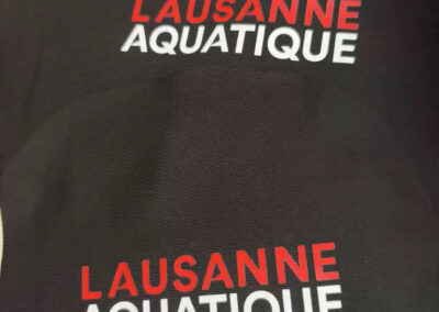 Détail de l'impression du logo Lausanne Aquatique sur les panneaux en tissu avant assemblage
