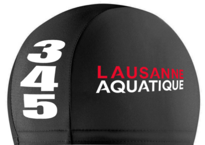Maquette 3D d'un bonnet de natation en tissu personnalisé avec numéro et logo Lausanne Aquatique