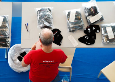 Bénévole distribuant les bonnets de natation numérotés lors de l'événement des 24 heures de Lausanne